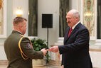 Александр Лукашенко вручает погоны генерал-майора внутренней службы полковнику внутренней службы Игорю Болотову
