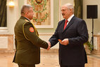 Александр Лукашенко вручает погоны генерал-майора полковнику Юрию Шаплавскому