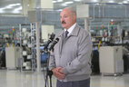 Александр Лукашенко во время посещения РУПТП "Оршанский льнокомбинат"
