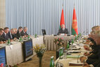 Президент Беларуси Александр Лукашенко в ходе рабочей поездки в Оршанский район Витебской области провел совещание по вопросам развития льняной отрасли