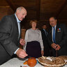 Аляксандра Лукашэнку пачаставалі свежаспечаным хлебам і мёдам з мясцовага пчальніка
