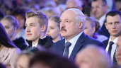 А.Г.Лукашенко с сыном Николаем на праздничном концерте