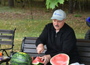 Александр Лукашенко пробует арбузы собственного урожая 