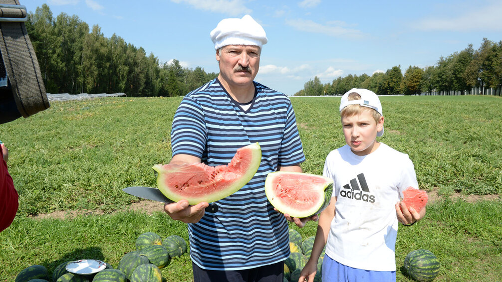 Lukashenko Bez Usov I Za Uborkoj Arbuzov Kakie Arhivnye Foto Mozhno Najti Na Obnovlennom Sajte Prezidenta