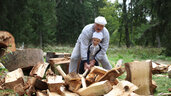 Николай помогает отцу колоть дрова
