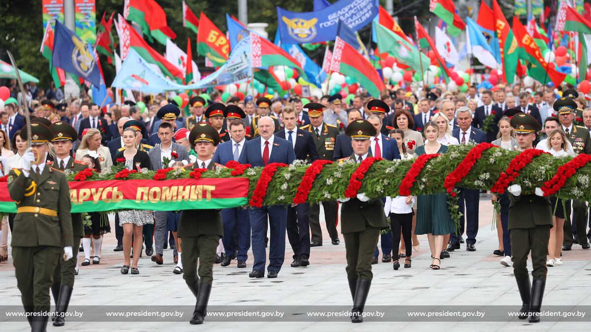 Танки су с днем независимости республики беларусь. 3 Июля Беларусь. День независимости Белоруссии. Празднование дня независимости Беларуси. Патриотический шествие.