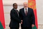 Президент Беларуси Александр Лукашенко и Чрезвычайный и Полномочный Посол Танзании в Беларуси Симон Марко Мумви