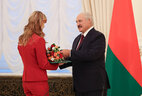 Александр Лукашенко вручает Благодарность Людмиле Козловской