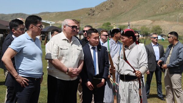 Президенту Беларуси Александру Лукашенко продемонстрировали традиционный монгольский лук для стрельбы Лукашенко монгольский лук