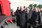 Александр Лукашенко во время посещения сельхозпредприятия "Газовик-Сипаково" в агрогородке Добрейка
