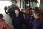 Александр Лукашенко во время посещения мехдвора хозяйства