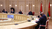 Александр Лукашенко во время встречи с губернатором Калининградской области России Антоном Алихановым 