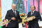 Alexander Lukashenko presents the award to Distinguished Figure of Arts of the Russian Federation Dmitry Astrakhan