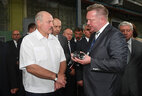 Александр Лукашенко во время посещения Оршанского инструментального завода