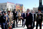 Alexander Lukashenko talks to the veterans during the wreath-laying ceremony
