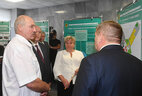 Александр Лукашенко во время посещения ОАО "Техника связи" в городе Барань