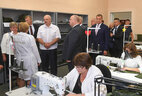 Александр Лукашенко во время посещения ОАО "Техника связи" в городе Барань