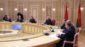 Александр Лукашенко во время встречи с губернатором Калининградской области России Антоном Алихановым 