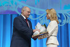 Александр Лукашенко вручает награду внештатному сотруднику главной дирекции международного вещания Белорусского радио Елене Хорошевич