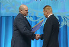 Александр Лукашенко вручает награду профессору кафедры криминально-исполнительного права Академии Министерства внутренних дел Анатолию Шаркову