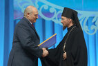 Alexander Lukashenko presents the award to Bishop of Borisov and Maryina Gorka Veniamin