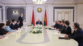 Глава Администрации Президента Игорь Сергеенко во время совещания 
