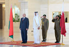 Президент Беларуси Александр Лукашенко и Эмир Катара шейх Тамим бен Хамад аль-Тани во время церемонии официальной встречи
