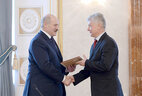 Alexander Lukashenko presents the professor certificate to Nikolai Mukhurov
