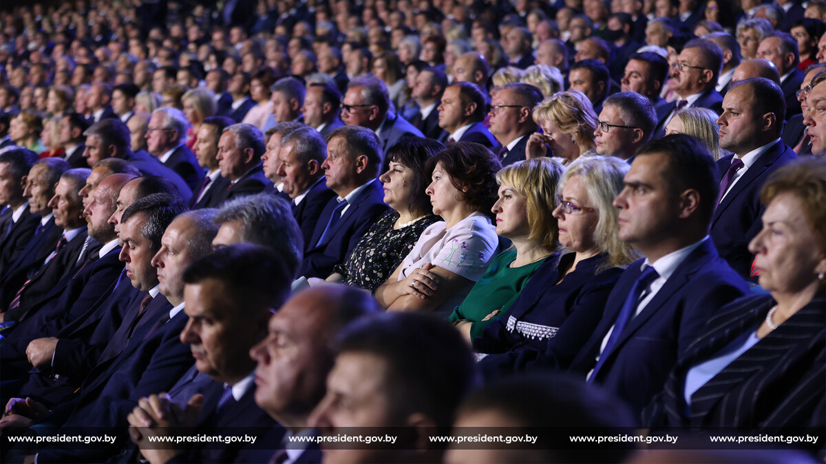 Собрание беларусь. Большое собрание. Лукашенко 04.08.2020. Съезд в Белоруссии. Выступление Лукашенко. Песня выступление Лукашенко на собрании.