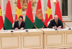 Belarus President Alexander Lukashenko and Vietnam President Tran Dai Quang sign a joint statement on the all-round and advanced development of partnership between the two countries