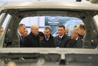 Александр Лукашенко во время посещения завода "БелДжи"
