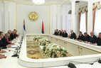 Президент Беларуси Александр Лукашенко на встрече с Президентом Сербии Томиславом Николичем в расширенном составе