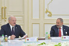 Президент Беларуси Александр Лукашенко и Премьер-министр Армении Никол Пашинян во время заседания Совета глав государств СНГ в узком составе