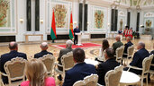 Лукашенко вручил награды