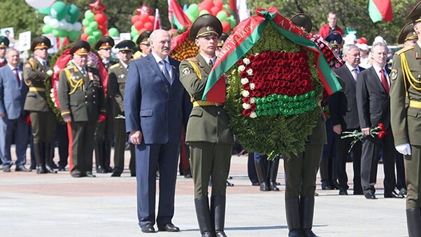 Кіраўнік дзяржавы ўсклаў вянок да манумента Перамогі, 9 мая 2016 г. Кіраўнік дзяржавы ўсклаў вянок да манумента Перамогі, 9 мая 2016 г.