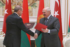 Presidents of Belarus and Turkey sign a joint communiqué after the official talks in Minsk