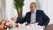 Владимир Путин во время встречи с Александром Лукашенко в Сочи 