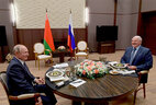 Президент Беларуси Александр Лукашенко и Президент России Владимир Путин продолжили общение в формате рабочего ужина