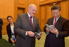 Александр Лукашенко преподнес в дар Си Цзиньпину несколько книжных изданий: белорусские пословицы и поговорки, которые переведены на китайский язык, а также 4 книги китайских поэтов, которые переведены на белорусский язык