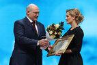 Special prize of the President is conferred on the team of authors of the main directorate of the Television News Agency of the Belarusian Television and Radio Company. Alexander Lukashenko presents the award to Antonina Stankevich