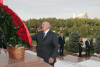 Belarus President Alexander Lukashenko lays flowers at the monument to independence and humanism in Tashkent