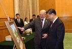 Xi Jinping receives a painting depicting the village where he lived for several years