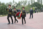 Belarus President Alexander Lukashenko lays flowers at the monument to Uzbekistan’s first president Islam Karimov