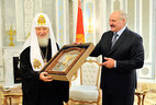 Alexander Lukashenko presents the Icon of Guardian Angel to the Patriarch