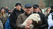 Лукашенко с сыном и шпицем на чемпионате по колке дров 