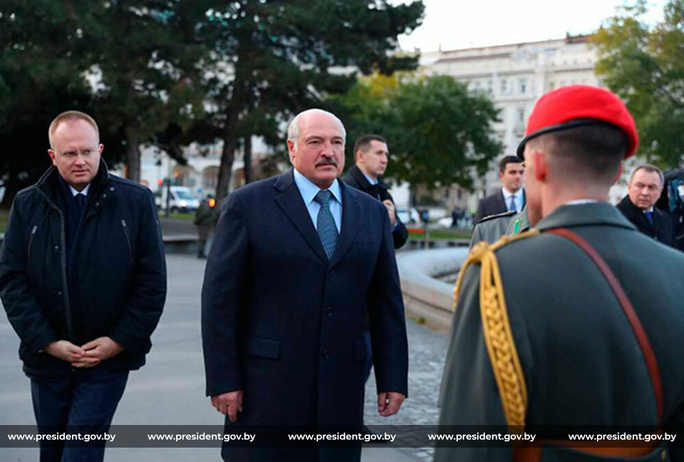 Президент Беларуси Александр Лукашенко возложил венок к памятнику советским воинам-освободителям в Вене Президент Беларуси Александр Лукашенко возложил венок к памятнику советским воинам-освободителям в Вене