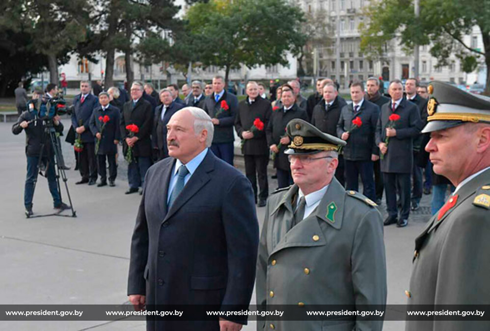 Во время церемонии возложения венка к памятнику советским воинам-освободителям в Вене Во время церемонии возложения венка к памятнику советским воинам-освободителям в Вене