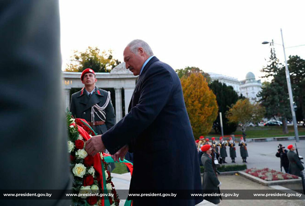 Президент Беларуси Александр Лукашенко во время возложения венка к памятнику советским воинам-освободителям в Вене Президент Беларуси Александр Лукашенко во время возложения венка к памятнику советским воинам-освободителям в Вене