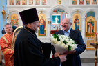 Александр Лукашенко и настоятель церкви протоиерей Александр Зимницкий