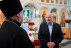 Александр Лукашенко во время посещения храма Рождества Христова